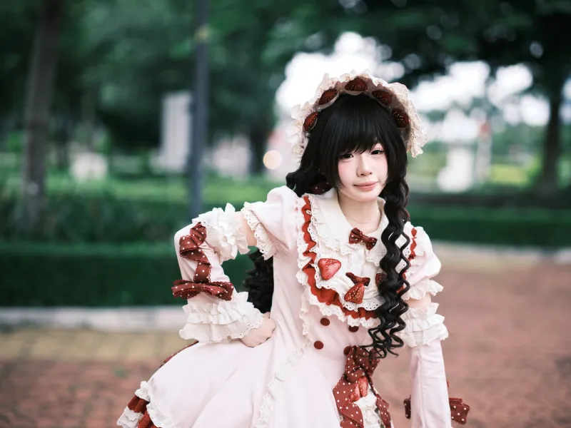 Gorgeous Without the Grimace: Making Goth Loli Work for Your Body All Day Long